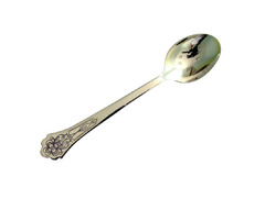 Серебряная чайная ложка с растительным орнаментом на ручке с ажурным верхом